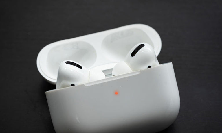 La lumière du boîtier de vos AirPods reste-t-elle allumée lorsqu’il charge ?